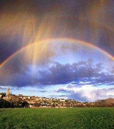 l-arc-en-ciel-est-un-phenomene-optique-et-meteorologique-du-au-passage-de-la-lumiere-du-soleil-dans-des-gouttes-de-pluie_62140_wide